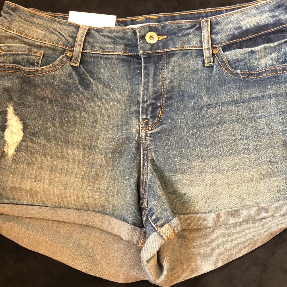 NWT Jessica Simpson 30 Forever Rolled Short